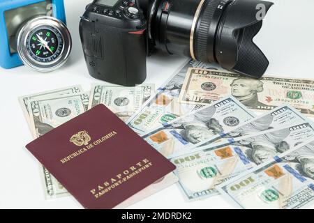 Reisekonzept, kolumbianischer Reisepass mit Dollarscheinen für Auslandsreisen. Stockfoto