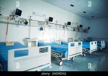 Nahaufnahme eines leeren Krankenhauszimmers mit Bett. Stockfoto