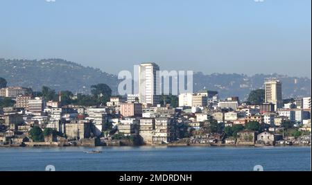 Eine Drohnenaufnahme von Wohngebäuden im Hafen von Freetown in Sierra Leone Stockfoto