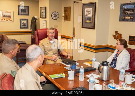 Rear ADM. Pete Garvin, Center, Commander, Naval Education and Training Command (NETC), spricht mit den Führern des United States Navy Community College (SNCC) bei einem Besuch im NETC-Hauptsitz in Pensacola, Florida, am 26. Juli 2022. Dr. Randi Cosentino, Right, USNCC-Präsident, und Sergeant Major Michael Hensley, Left, USNCC Senior Enlisted Leader, trafen sich mit Garvin und NET Force Master Chief Matt Harris, zweiter von links, um zu erörtern, wie das USNCC einberufene Matrosen, Marines und Küstenwachmänner bei der Erlangung von Berufszeugnissen und Associate-Abschlüssen unterstützt. DIE Mission VON NET ist es, Stockfoto