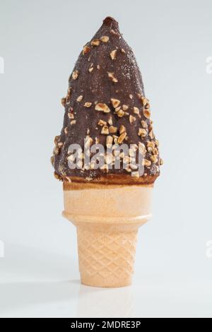 Eis mit Schokoladenüberzug und Erdnussstücken Stockfoto