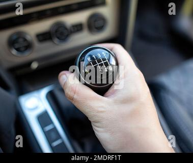 Schaltung eines mechanischen 6-Gang-Getriebes in einem Auto, Nahaufnahme. Stockfoto