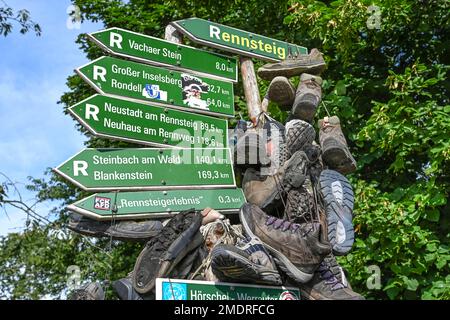 Beginn des Rennsteig Wanderwegs, Wegweiser, Wanderschuhe, Hoschel, Thüringen, Deutschland Stockfoto