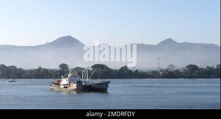 Ein Drohnenschuss von Schiffen im Hafen von Freetown in Sierra Leone Stockfoto