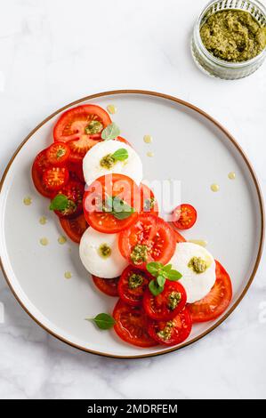 Frisch zubereiteter italienischer Salatcaprese Stockfoto