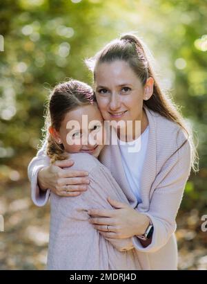 Porträt einer Mutter mit ihrer Tochter im Wald. Stockfoto