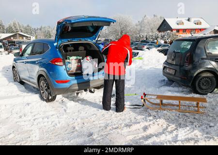 20230121 - BARAQUE-FRAITURE : Forte affuence de touriste principle palement néerlandophone à la Barque Fraiture SUITE aux Chutes de neige. - Starke Affuen Stockfoto