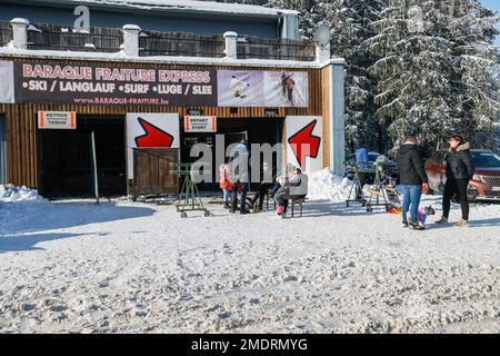 20230121 - BARAQUE-FRAITURE : Forte affuence de touriste principle palement néerlandophone à la Barque Fraiture SUITE aux Chutes de neige. - Starke Affuen Stockfoto