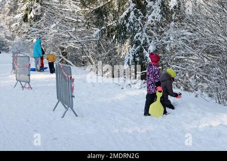 20230121 - BARAQUE-FRAITURE : Forte affuence de touriste principle palement néerlandophone à la Barque Fraiture SUITE aux Chutes de neige. - Starke Affuen Stockfoto