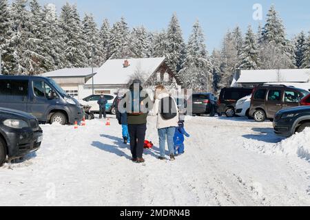 20230121 - BARAQUE-FRAITURE : Forte affuence de touriste principle palement néerlandophone à la Barque Fraiture SUITE aux Chutes de neige. - Starke Affuen Stockfoto