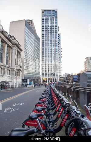 Santander Bikes können an der Waterloo Station gemietet werden Stockfoto