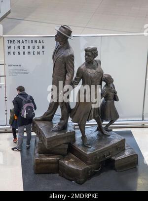 Das National Windrush Monument ist eine Bronzeskulptur von Basil Watson in Waterloo Station Stockfoto