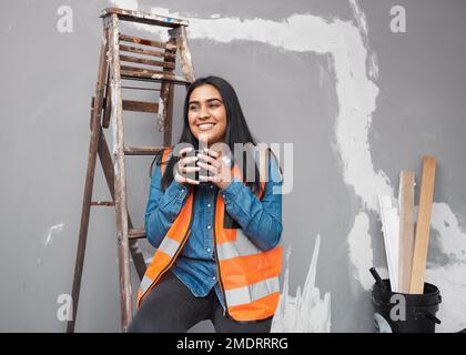 Eine junge Baufirma macht eine Kaffeepause vor Ort Stockfoto