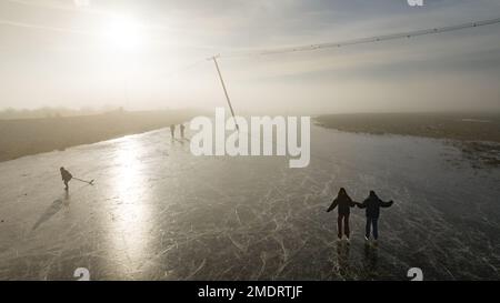 Das Bild vom 22. Januar zeigt Leute beim Eislaufen in der Nähe von Ely, Cambridgeshire am Sonntagnachmittag. Die Cambridgeshire Fens wurden in ein Inc. Verwandelt Stockfoto