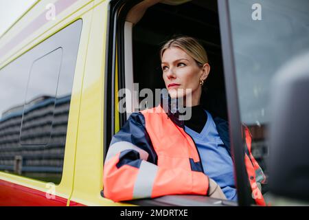 Porträt einer jungen Ärztin im Krankenwagen. Stockfoto
