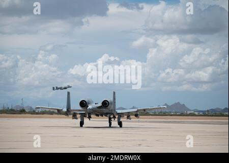 EIN US-AMERIKANISCHER Air Force A-10 Thunderbolt II, den Taxis des 355. Flügels zur Landebahn am Luftwaffenstützpunkt Davis-Monthan, Arizona, zugewiesen, 26. Juli 2022. DM unterstützt täglich vier Kommandeure auf der ganzen Welt mit den 34 einzigartigen Missionspartnern und 11.000 Truppenflugzeugen, die dynamische und funktionsübergreifende Missionssätze durchführen. Stockfoto