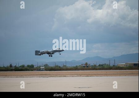 EIN US-AMERIKANISCHER Air Force A-10 Thunderbolt II, dem 355. Flügel zugeteilt, startet von der Landebahn des Luftwaffenstützpunktes Davis-Monthan, Arizona, 26. Juli 2022. Der 355.-Flügel konzentriert sich auf die Einsatzbereitschaft seiner Rettungs- und Angriffsgüter, indem er ständig trainiert, um Gegner, die sich nahe beieinander befinden, in einem High-End-Kampf abzuschrecken und zu besiegen. Stockfoto