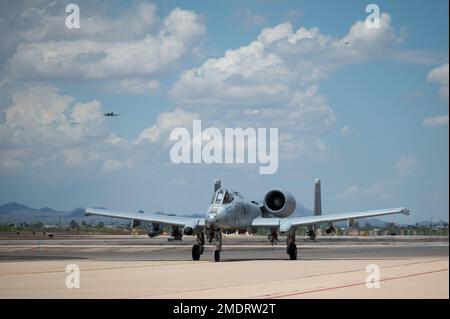 EIN US-AMERIKANISCHER Air Force A-10 Thunderbolt II, den Taxis des 355. Flügels zur Landebahn am Luftwaffenstützpunkt Davis-Monthan, Arizona, zugewiesen, 26. Juli 2022. DM unterstützt täglich vier Kommandeure auf der ganzen Welt mit den 34 einzigartigen Missionspartnern und 11.000 Truppenflugzeugen, die dynamische und funktionsübergreifende Missionssätze durchführen. Stockfoto