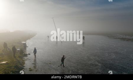 Das Bild vom 22. Januar zeigt Leute beim Eislaufen in der Nähe von Ely, Cambridgeshire am Sonntagnachmittag. Die Cambridgeshire Fens wurden in ein Inc. Verwandelt Stockfoto