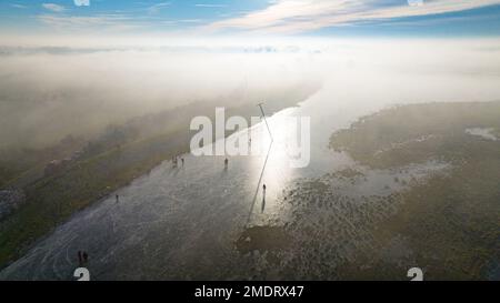 Das Bild vom 22. Januar zeigt Leute beim Eislaufen in der Nähe von Ely, Cambridgeshire am Sonntagnachmittag. Die Cambridgeshire Fens wurden in ein Inc. Verwandelt Stockfoto