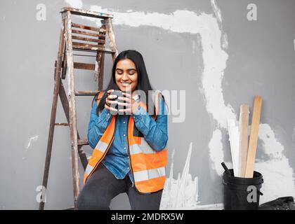 Eine junge Baufirma macht eine Kaffeepause vor Ort Stockfoto