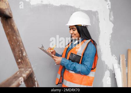 Ein Bauleiter überprüft das Renovierungsprojekt mit einer Checkliste auf der Zwischenablage Stockfoto