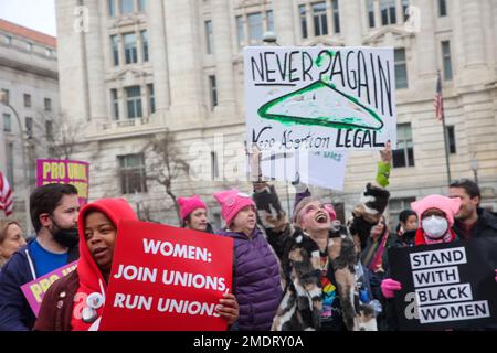 22. Januar 2023, Washington, DC, USA. Am 50. Jahrestag von Roe gegen Wade trafen sich die Befürworter der Wahlfreiheit auf der Freedom Plaza in Washington, DC, USA, um sowohl die verfassungsmäßigen Rechte zu betrauern, die durch die jüngsten Urteile des Obersten Gerichtshofs verloren gegangen sind, als auch um die Zwischenwahlen. Trotz des Regens waren Demonstranten von Lebenskünstlern sowohl am Treffpunkt als auch auf dem marschweg zum Weißen Haus. (Foto: Robyn Stevens Brody/Sipa USA) Stockfoto