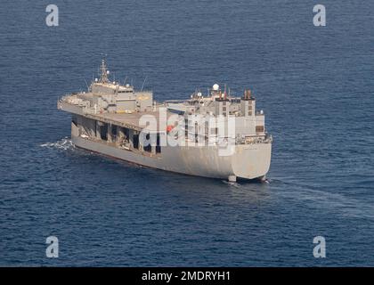 220726-F-LN908-0258 GOLF VON ADEN (26. Juli 2022) The Lewis B. Puller-Class Expeditionary Sea Base USS Hershel 'Woody' Williams (ESB 4) segelt im Golf von Aden, 26. Juli 2022. Hershel 'Woody' Williams ist rotierend in den USA stationiert Marinestreitkräfte Afrika Einsatzgebiet, angestellt von den USA Sechste Flotte, um die Interessen der USA, Verbündeten und Partner zu verteidigen. Stockfoto