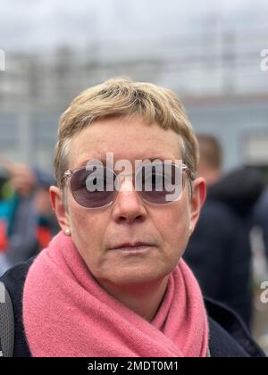 23. Januar 2023, Nordrhein-Westfalen, Köln: Katharina von Hebel, stellvertretende Vorsitzende des Ford-Betriebsrats, steht vor dem Werksgelände. Nach Angaben des betriebsrats möchte der Automobilhersteller Ford an seinem Standort in Köln in großem Umfang Arbeitsplätze abbauen. Wenn das Management seinen aktuellen Plan durchsetzt, könnten bis zu 3200 Arbeitsplätze eliminiert werden. (Dpa: 'IG Metall: Ford will bis zu 3200 Arbeitsplätze in Köln abbauen') Foto: Wolf von Dewitz/dpa Stockfoto