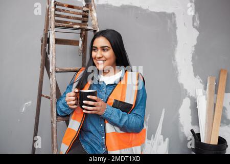 Eine junge Baufirma macht eine Kaffeepause vor Ort Stockfoto