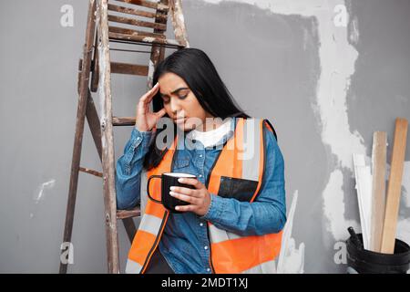 Eine junge Baufirma macht eine Kaffeepause vor Ort Stockfoto