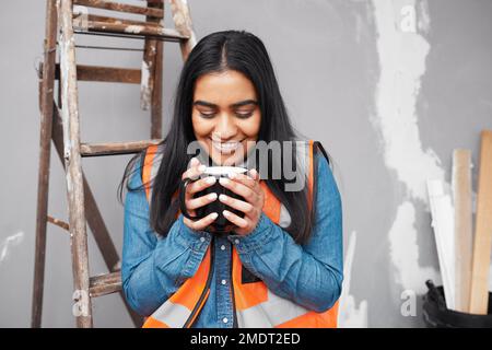 Eine junge Baufirma macht eine Kaffeepause vor Ort Stockfoto