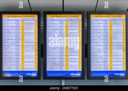 Schiphol, Niederlande - 16. Januar 2020: Ankunfts- und Abfluganzeige am Flughafen Schiphol, Niederlande Stockfoto