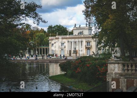 Klassistischer Palast auf der Insel im Royal Baths Park in Warschau Stockfoto