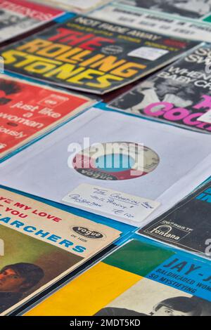 Den Bosch, Niederlande - 12. Mai 2019: Verschiedene Plattenspieler aus Vinyl auf einem antiken Flohmarkt der 50er bis 70er Jahre Stockfoto