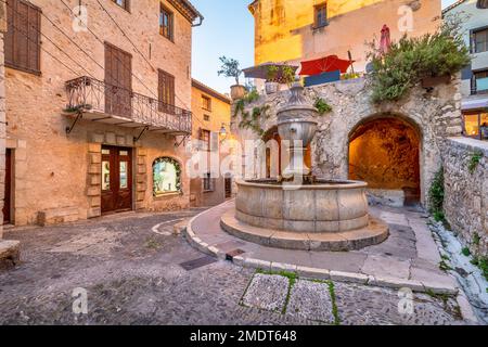 Berühmten Brunnen (La Grande Fontaine de 1850) bei Einbruch der Dunkelheit in Saint Paul de Vence, Alpes-Maritimes, Frankreich Stockfoto