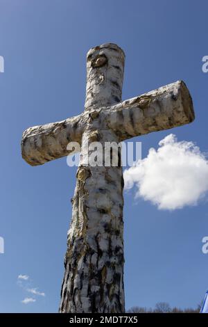 Birkenkreuz auf dem Grab, Friedhof, auf dem Hintergrund des Himmels. Ukraine. Stockfoto