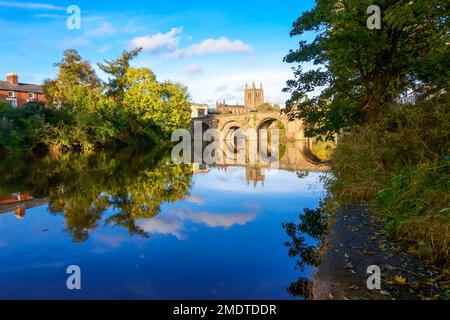 Die alte Brücke, die 1490 über den Fluss Wye in Hereford gebaut wurde, mit der Kathedrale aus dem 11. Jahrhundert im Hintergrund. Herefordshire UK. Oktober 20 Stockfoto