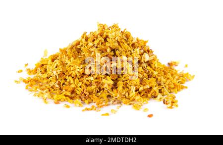 Osmanthus-Tee isoliert auf weißem Hintergrund. Trockene Blüten von Osmanthus-Duftstoffen Stockfoto