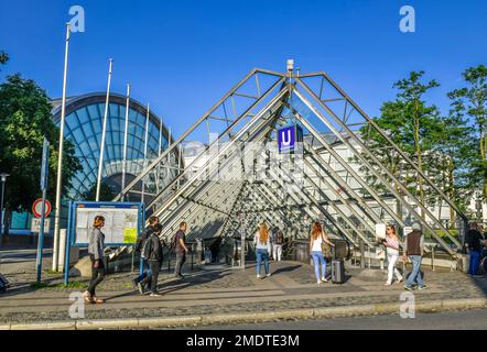 Eingang U-Bahnhof Hauptbahnhof, Stadthalle, Willy-Brandt-Platz, Bielefeld, Nordrhein-Westfalen, Deutschland Stockfoto