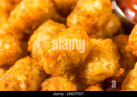 Hausgemachte gebackene Kartoffelrösti mit Ketchup Stockfoto