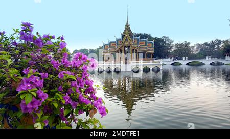 Der Königspalast Bang Pa-in, auch bekannt als Sommerpalast, ist ein Gebäudekomplex, der einst von den siamesischen Herrschern des Königreichs Ayutthaya genutzt wurde. Stockfoto