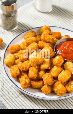 Hausgemachte gebackene Kartoffelrösti mit Ketchup Stockfoto