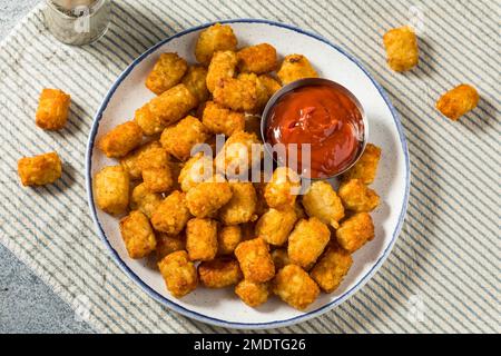 Hausgemachte gebackene Kartoffelrösti mit Ketchup Stockfoto