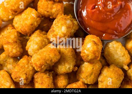 Hausgemachte gebackene Kartoffelrösti mit Ketchup Stockfoto