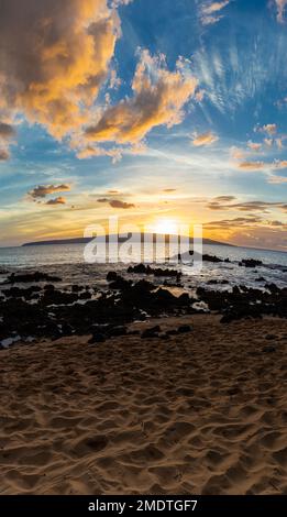 Sonnenuntergang am Makena Beach mit Kaho'Olawe und Molokini am Horizon, Makena Beach State Park, Maui, Hawaii, USA Stockfoto