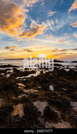 Sonnenuntergang am Makena Beach mit Kaho'Olawe und Molokini am Horizon, Makena Beach State Park, Maui, Hawaii, USA Stockfoto