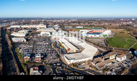 DONCASTER, GROSSBRITANNIEN - 19. JANUAR 2023. Luftaufnahme des Einkaufszentrums Lakeside Village und des Doncaster Rovers Football Club Eco Power Stadions in einem Donkas Stockfoto