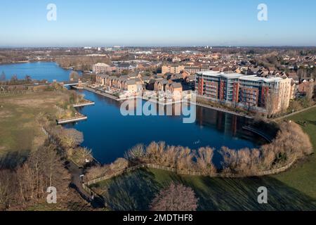 Blick aus der Vogelperspektive auf das neu entwickelte Gebiet von Doncaster, bekannt als Lakeside, mit luxuriösen Wohnhäusern rund um einen See Stockfoto