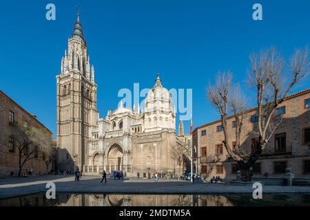 Fassade der Kathedrale von Toledo, Spanien, mit Reflexion im Wasser eines dekorativen Brunnens Stockfoto